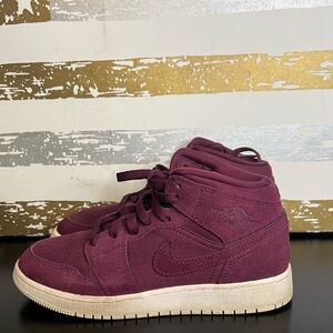 Jordan 1 Mid “Bordeaux”